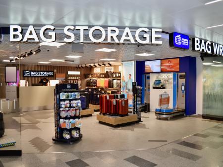 Excess Baggage Companyn myymälä terminaali 2:n lähtöaulassa Helsinki-Vantaan lentoasemalla