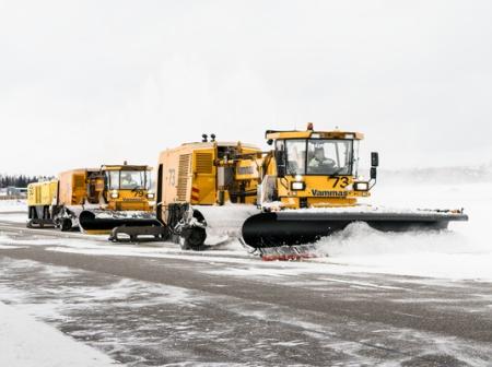 Talvikunnossapitokalustoletka auraa kiitotietä