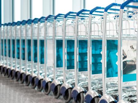 Matkatavarakärryjen rivi läheltä kuvattuna