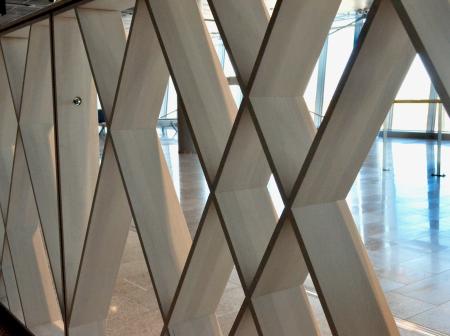 Puinen seinä, jonka raoista näkyy läpi ikkunoille.