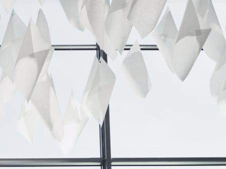 Lasiseinä ja paperitaideteos Helsinki-Vantaan terminaalirakennuksessa