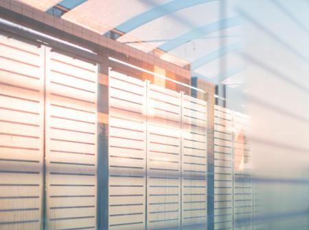 Lasiseinä, josta aurinko heijastuu