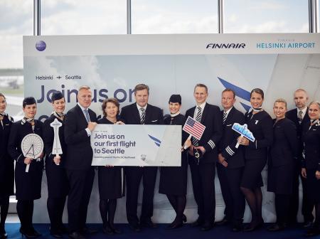 Finnairin reittiavajaisia Helsingistä Seattleen juhlistettiin lentoasemalla