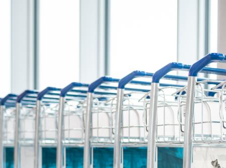 Lähikuva matkatavarakärryjonosta