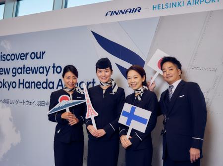 Miehistö lähdössä Finnairin ensilennolle Tokion Hanedaan