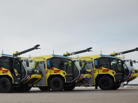 Kolme keltaista Finavian pelastustoimen sammutusautoa.