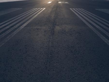 Lähikuva Vaasan lentoaseman kiitotiestä, jossa näkyy valkoiset viivat
