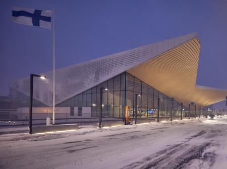 Suomen lippu liehuu Helsinki-Vantaalla