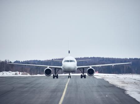 Lentokone harmaa taivas