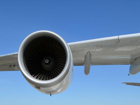 Lähikuva lentokoneen moottorista