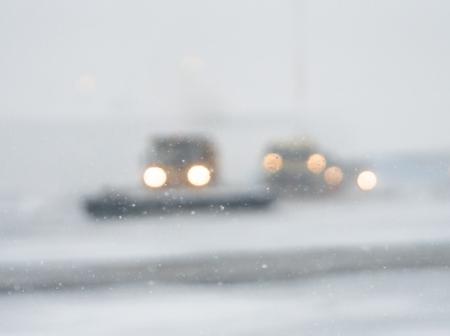 Kaksi isoa kunnossapitokonetta lumimyrskyn keskellä