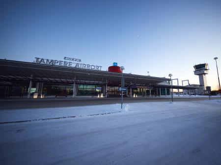 Talvinen kuva Tampere-Pirkkalan lentoaseman terminaalirakennuksesta.
