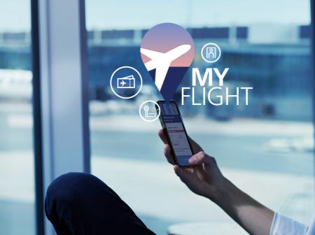 Matkustaja käyttää MyFlight-palvelua Helsinki-Vantaan lentoasemalla
