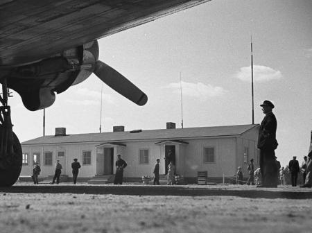 Kuva Oulun lentoasemasta kuvattuna lentokoneen siiven alta vuonna 1953.
