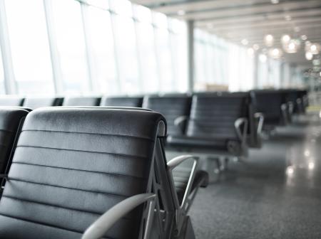 Lähikuva mustista tuoleista lentoasemalla.