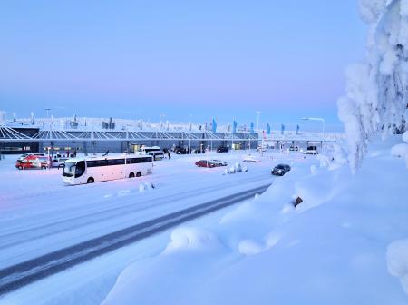 Rovaniemen lentoasema kuvattu ulkona talvella
