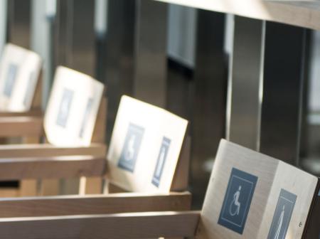 Lähikuva puisista tuoleista lentoasemalla.