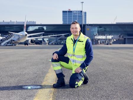 Jarko Siikava kyykyssä asematasolla aurinkoisena päivänä.