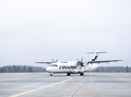 Kuvassa Finnairin ATR-lentokone kiitotiellä