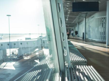 Ikkunan läpi näkyvä asemataso ja lentokone.