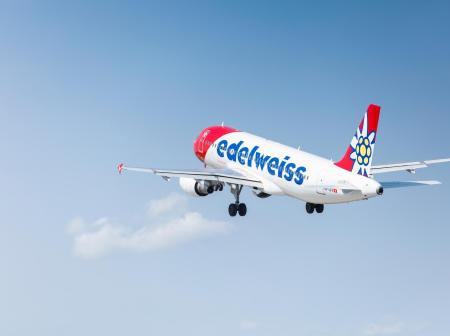 Edelweiss Airin lentokone ilmassa