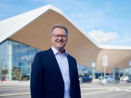 Martti Nurminen Helsinki-Vantaan terminaalin edessä.