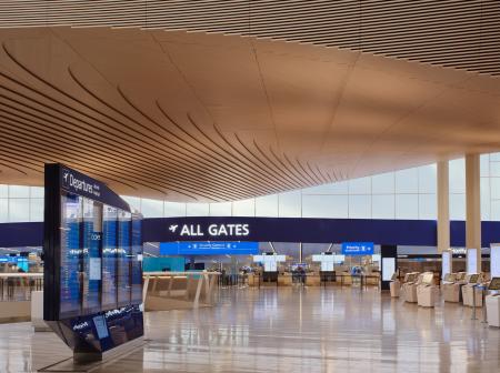 Helsinki-Vantaan lentoaseman lähtöaula tyhjänä, taustalla näkyy turvatarkastuksen All gates -kyltti