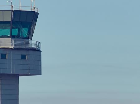 Lähikuva lennonjohtotornista