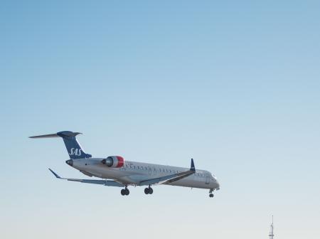 Kuvassa SAS:n suihkukone laskeutumassa