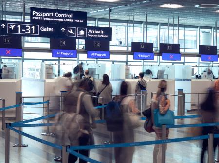 Kuvituskuva matkustajista odottamassa rajatarkastuspisteellä.