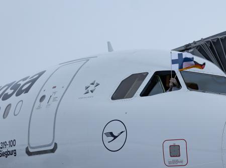 Lufthansan lentokone Oulussa. Crew heiluttaa ikkunasta Suomen ja Saksan lippuapuja