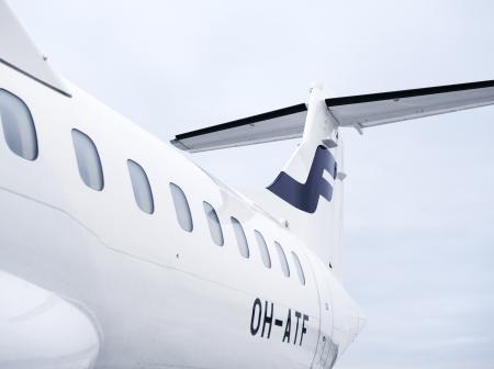 Finnairin ATR 72 -lentokone läheltä kuvattuna