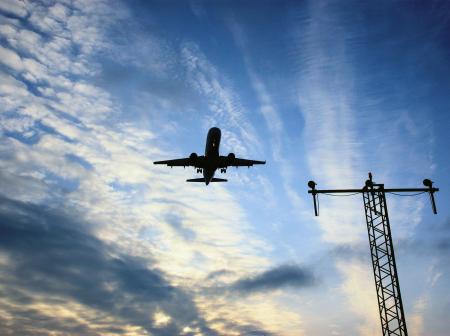 Lentokoneen siluetti ilmassa taivasta vasten