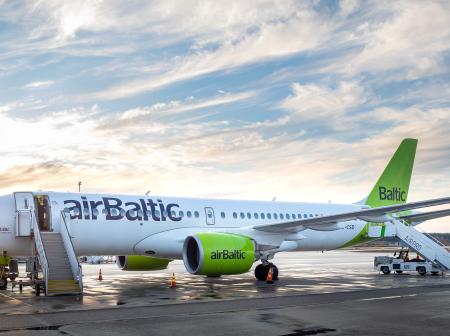 Air Balticin lentokone Tampere-Pirkkalan lentoasemalla