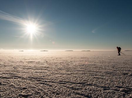 Hiihtäjä keväisessä talvimaisemassa