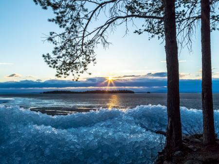 Keväinen järvimaisema Kuusamossa