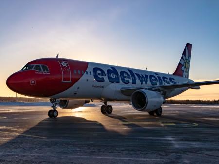 Edelweiss Airin lentokone Kuusamon lentoasemalla