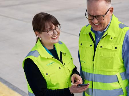Finavialaiset työssään asematasolla