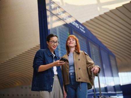 Matkustajat katsovat puhelinta