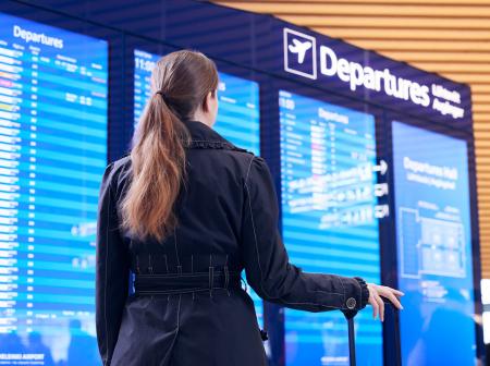 Matkustaja lentotietonäytön edessä