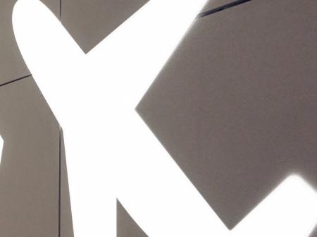 Lentokoneen muotoinen valotaulu valkoisella seinällä