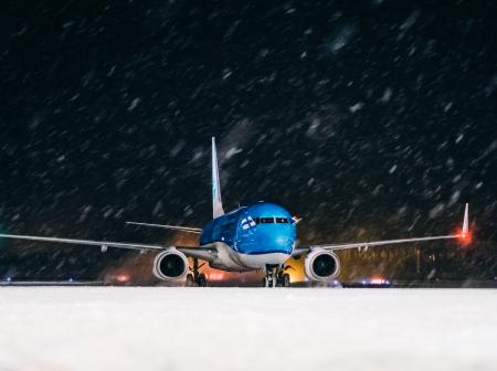 Lentokone rullaamassa asematasolla.