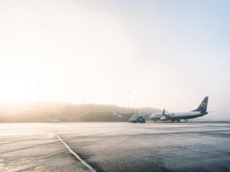 Ryanairin lentokone Rovaniemen lentoasemalla. Kuva: Toni Eskelinen/Visit Rovaniemi