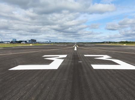 Musta asfalttinen kiitotie, jossa valkoisella maalattu numero 33.