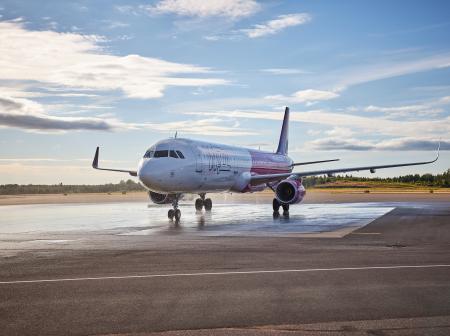 Wizz Airin lentokone Turun lentoasemalla