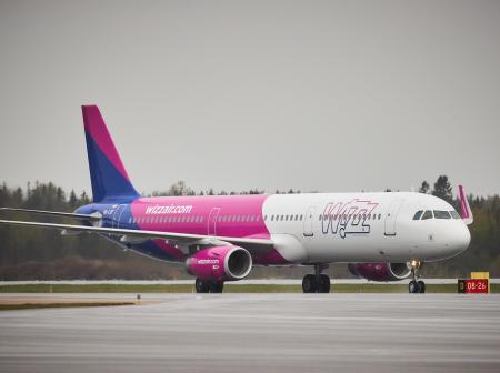 Wizz Airin lentokone kuvattuna Turun lentoasemalla