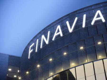 Finavia-kyltti lentoaseman rakennuksen seinässä