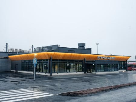 Rovaniemen lentoaseman pääsisäänkäynti ja edusta.