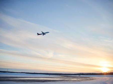 Kuvituskuva: lentokone nousemassa Kuusamon lentokentältä