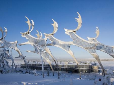 Rovaniemen lentoaaseman edustalla oleva poro-aiheinen veistos